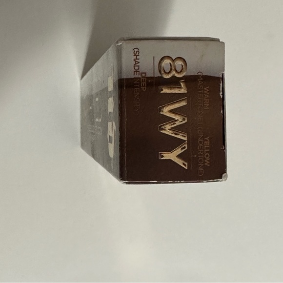 Urban Decay weightless liquid foundation 81WY - Picture 7 of 8